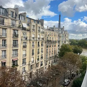 https://suite-avec-balcon-vue-tour-eiffel.fr-paris.fr
